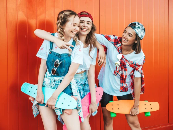 Trois Jeunes Filles Souriantes Belles Avec Des Skateboards Women Colorés — Photo