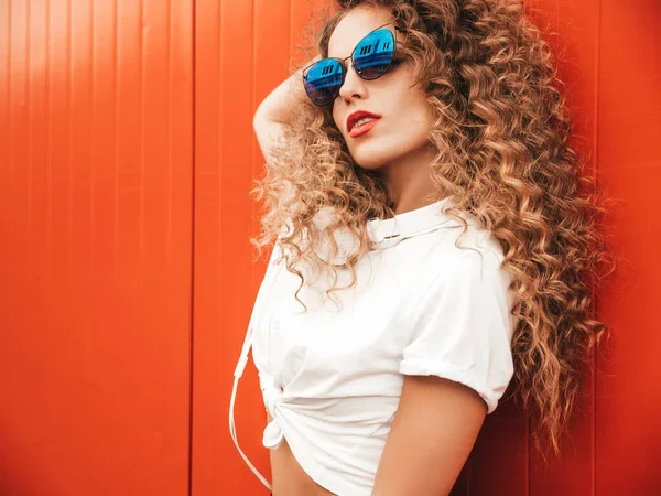 Schönes Lächelndes Model Mit Afro Locken Frisur Sommerlichen Hipster Klamotten — Stockfoto