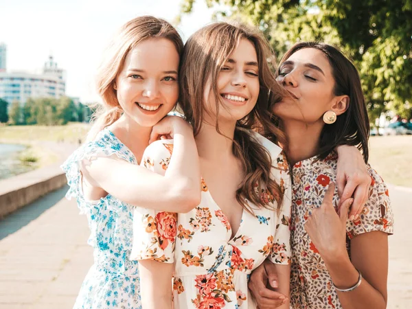 流行の夏の太陽の下で3人の若い美しい笑顔ヒップスターの女の子 ストリートの背景にポーズセクシーな屈託のない女性 楽しさとハッキングを持つ肯定的なモデル — ストック写真