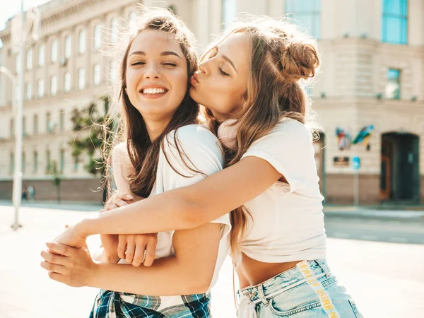 Retrato Duas Jovens Belas Meninas Hipster Sorridentes Moda Verão Branco — Fotografia de Stock