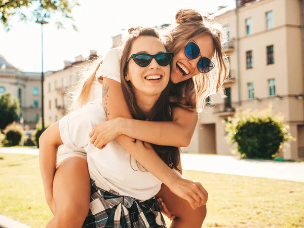 Retrato Duas Jovens Belas Meninas Hipster Sorridentes Moda Verão Branco — Fotografia de Stock