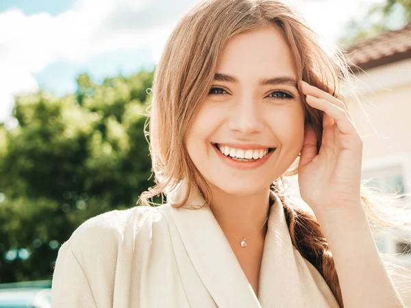 Retrato Cerca Una Hermosa Modelo Rubia Sonriente Vestida Con Ropa — Foto de Stock