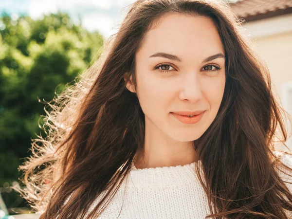 Portrait Rapproché Une Belle Mannequin Brune Souriante Vêtue Vêtements Hipster — Photo