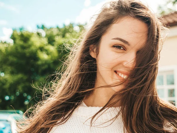 Portrait Rapproché Une Belle Mannequin Brune Souriante Vêtue Vêtements Hipster — Photo