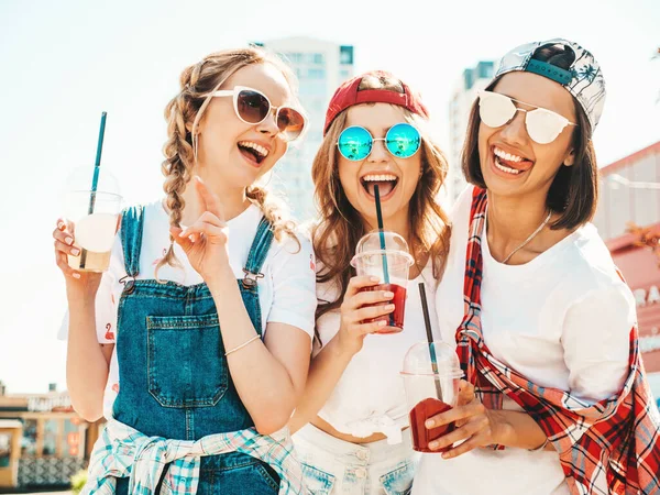 Three Young Beautiful Smiling Hipster Girls Trendy Summer Clothes Sexy — Stock Photo, Image