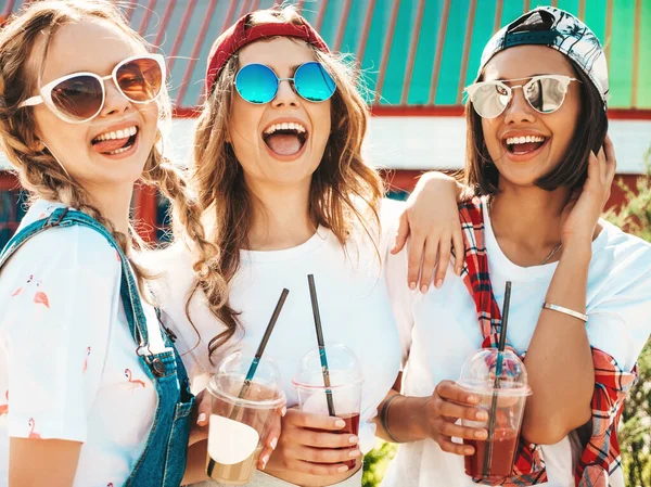 Three Young Beautiful Smiling Hipster Girls Trendy Summer Clothes Sexy — Stock Photo, Image