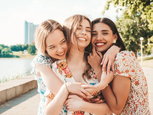 Tres Jóvenes Hermosas Chicas Hipster Sonrientes Vestidos Verano Moda Sexy — Foto de Stock