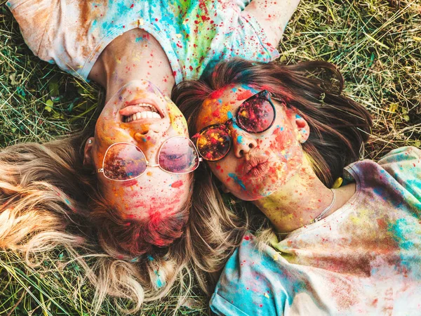 Duas Meninas Bonitas Felizes Fazendo Festa Festival Cores Holi Verão — Fotografia de Stock