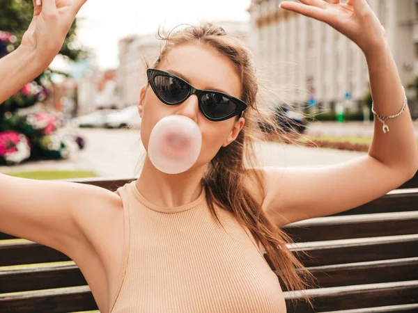 Retrato Jovem Hipster Brincalhão Girl Model Soprando Bolha Com Chiclete — Fotografia de Stock