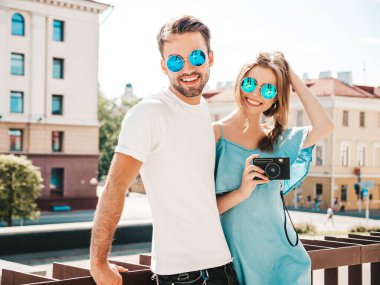 Gülümseyen güzel bir kız ve yakışıklı erkek arkadaşı. Günlük kotlu bir kadın. Neşeli bir aile. Eğlenen bir kadın.