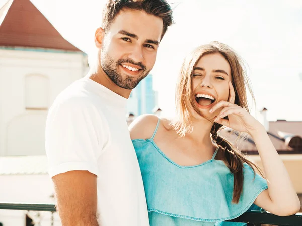 Retrato Mulher Bonita Sorridente Seu Namorado Bonito Mulher Vestido Casual — Fotografia de Stock