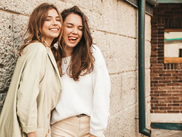 Dos Jóvenes Hermosas Chicas Hipster Sonrientes Suéter Abrigo Blanco Moda —  Fotos de Stock