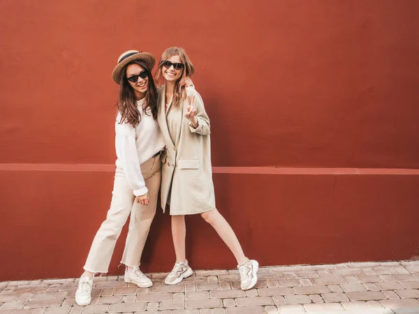 Deux Jeunes Belles Filles Hipster Souriantes Pull Manteau Blanc Tendance — Photo