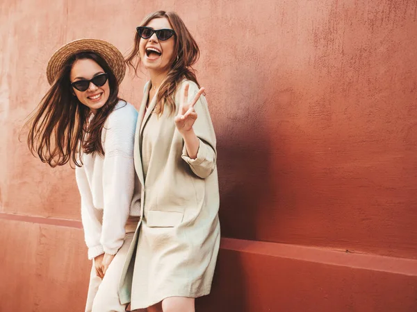 Two Young Beautiful Smiling Hipster Girls Trendy White Sweater Coat — Stock Photo, Image