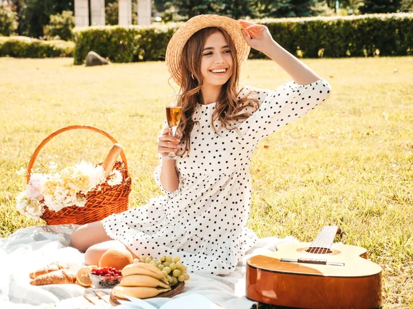 Jovem Bela Mulher Hipster Moda Verão Sundress Chapéu Mulher Despreocupada — Fotografia de Stock