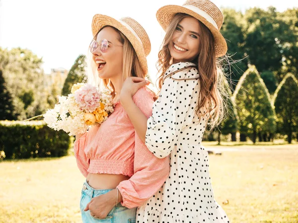 Dwie Młode Piękne Uśmiechnięte Hipsterki Modnej Letniej Sukience Seksowne Beztroskie — Zdjęcie stockowe