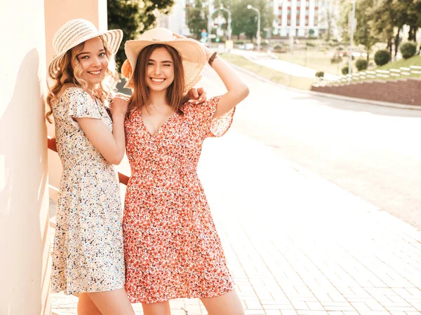 Δύο Νεαρά Όμορφα Χαμογελαστά Hipster Κορίτσια Στο Μοντέρνο Καλοκαιρινό Sundress — Φωτογραφία Αρχείου