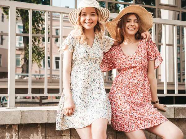 两个年轻美丽的嬉皮士女孩穿着时髦的夏装 性感无忧无虑的女人头戴帽子站在街上 有乐趣和拥抱的正面模型 — 图库照片