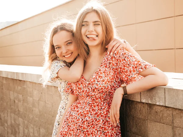两个年轻美丽的嬉皮士女孩穿着时髦的夏装 性感无忧无虑的女人在街上摆背景 积极向上的模特儿 乐在其中 流口水 — 图库照片