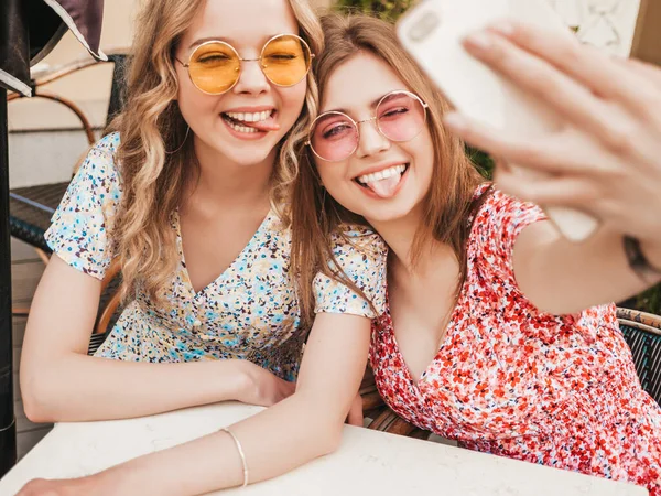 Dos Jóvenes Hermosas Chicas Hipster Sonrientes Moda Verano Sundress Carefree —  Fotos de Stock