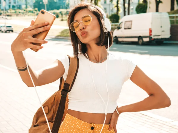 Mode Porträtt Unga Eleganta Hipster Kvinna Promenader Gatan Flicka Gör — Stockfoto