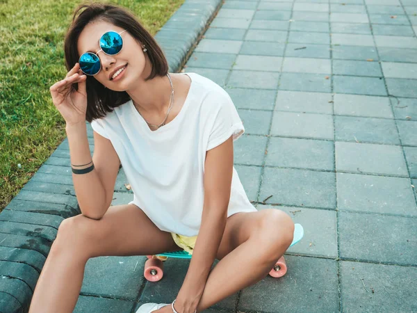 Joven Hermosa Sexy Mujer Hipster Sonriente Gafas Sol Chica Moda —  Fotos de Stock