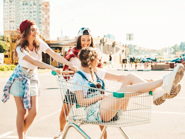 Троє Молодих Красивих Дівчат Розважаються Продуктовому Візку Під Супермаркетом Відкритому — стокове фото
