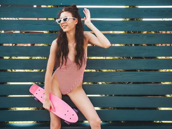 Joven Hermosa Sexy Mujer Hipster Sonriente Gafas Sol Chica Moda — Foto de Stock