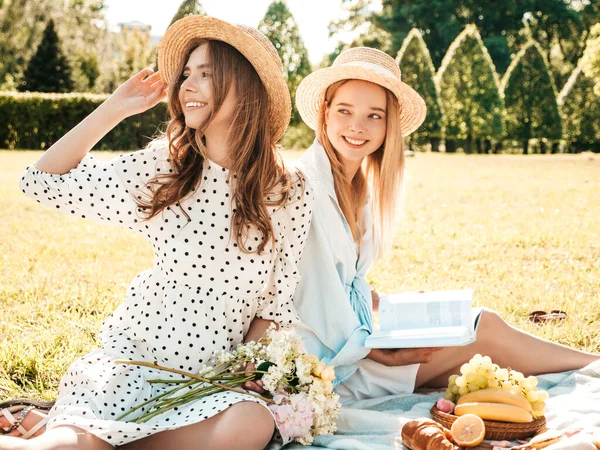 Zwei Junge Hübsche Hipsterfrauen Angesagten Sommeranzügen Und Hüten Unbekümmerte Frauen — Stockfoto
