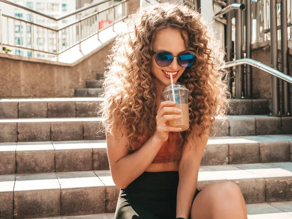 Ung Vacker Leende Hipster Kvinna Med Afro Lockar Frisyr Flicka — Stockfoto