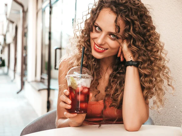 Junge Schöne Lächelnde Hipsterfrau Mit Afro Locken Frisur Frau Sommerlichen — Stockfoto