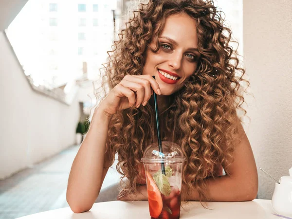 Ung Vacker Leende Hipster Kvinna Med Afro Lockar Frisyr Kvinna — Stockfoto