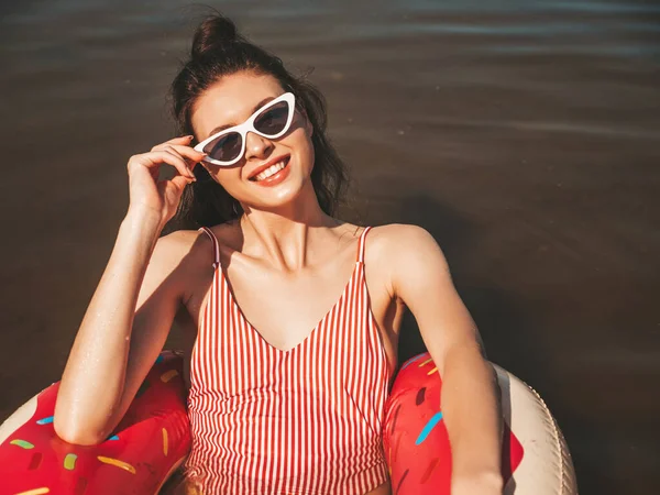 Joven Hermosa Mujer Hipster Sonriente Sexy Gafas Sol Mujer Traje —  Fotos de Stock