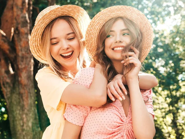 Dois Jovens Bela Mulher Hipster Sorridente Moda Verão Vestido Verão — Fotografia de Stock