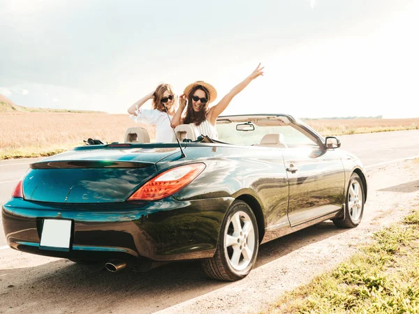 Retrato Dos Chicas Hipster Jóvenes Hermosas Sonrientes Coche Descapotable Sexy —  Fotos de Stock