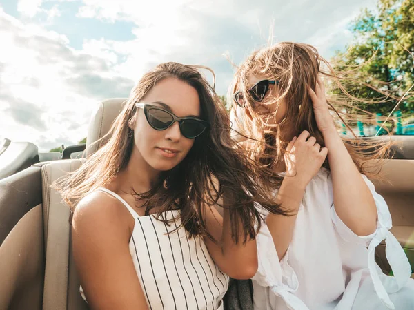 Retrato Dos Chicas Hipster Jóvenes Hermosas Sonrientes Coche Descapotable Sexy —  Fotos de Stock