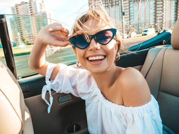 Retrato Joven Chica Hipster Hermosa Sonriente Coche Descapotable Mujer Despreocupada — Foto de Stock