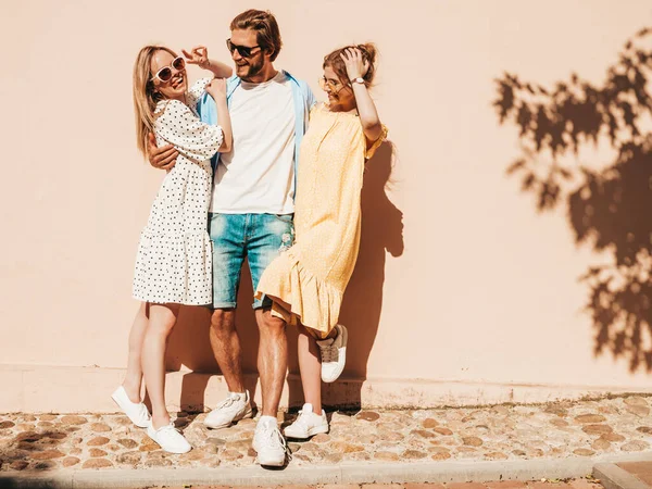 Grupo Jovens Três Amigos Elegantes Posando Rua Homem Moda Duas — Fotografia de Stock