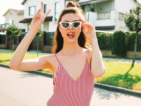 Junge Schöne Sexy Hipsterfrau Mit Sonnenbrille Posiert Auf Der Strassen — Stockfoto