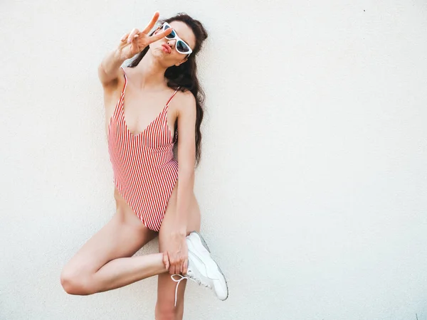 Joven Hermosa Mujer Hipster Sexy Gafas Sol Posando Cerca Pared —  Fotos de Stock