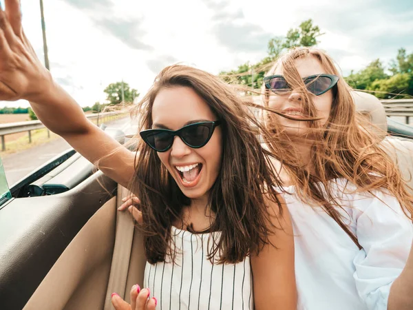 Retrato Dos Chicas Hipster Jóvenes Hermosas Sonrientes Coche Descapotable Sexy —  Fotos de Stock