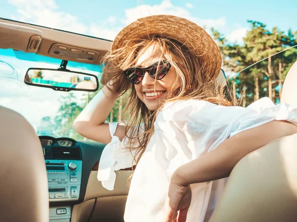 Retrato Joven Chica Hipster Hermosa Sonriente Coche Descapotable Mujer Despreocupada — Foto de Stock