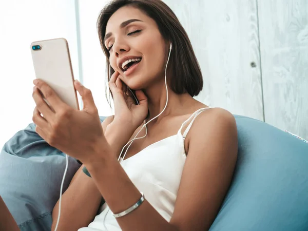 Ritratto Bella Ragazza Sorridente Vestita Pigiama Bianco Che Ascolta Musica — Foto Stock