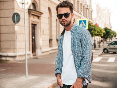 Yakışıklı, kendine güvenen, stil sahibi, Lambersex mankeni portresi. Beyaz tişört giyen adam. Moda erkeği sokakta poz veriyor.