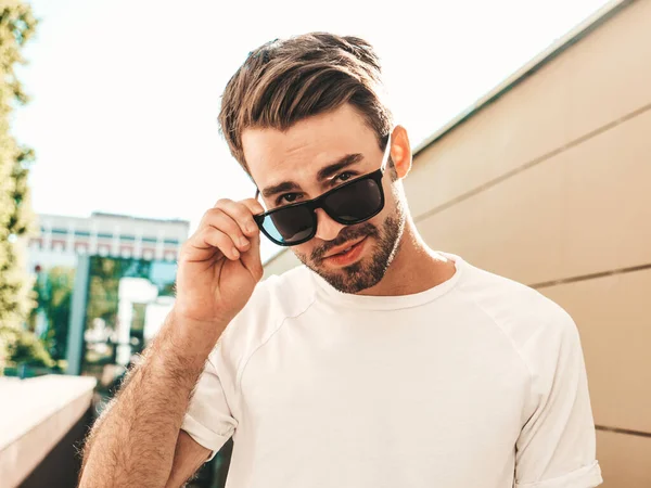 Porträtt Stilig Säker Snygg Hipster Lambersexuell Modell Man Klädd Vit — Stockfoto