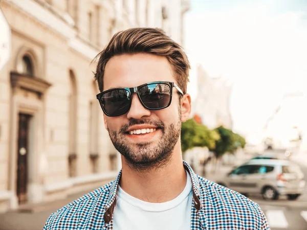 Yakışıklı, kendine güvenen, stil sahibi, Lambersex mankeni portresi. Beyaz tişört giyen adam. Moda erkeği sokakta poz veriyor.