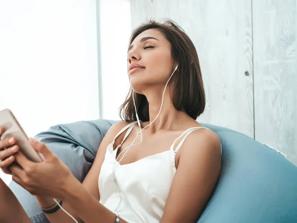 Ritratto Bella Donna Sorridente Vestita Pigiama Bianco Che Ascolta Musica — Foto Stock