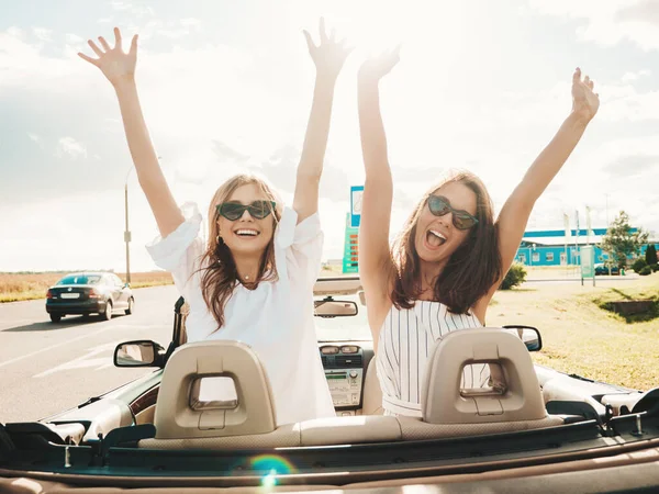 Retrato Dos Jóvenes Mujeres Hipster Hermosas Sonrientes Coche Descapotable Sexy — Foto de Stock