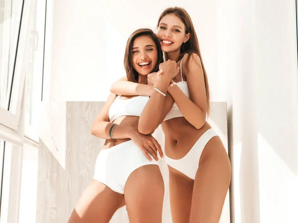 Retrato Dos Jóvenes Hermosas Mujeres Sonrientes Lencería Blanca Sexy Modelos — Foto de Stock