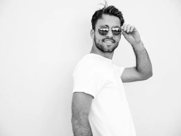 Porträtt Stilig Säker Snygg Hipster Lambersexuell Modell Man Klädd Vit — Stockfoto